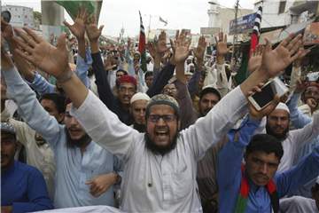 Demonstranten protestieren gegen den inzwischen abgesagten Karikaturen-Wettbewerb des niederländischen Abgeordneten Wilders in Karachi. Foto: Fareed Khan/AP