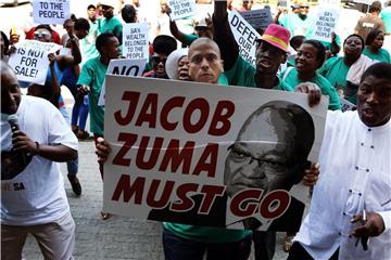 Demonstranten protestieren gegen den südafrikanischen Präsidenten Zuma in Pretoria. Zuma wird unter anderem im Zusammenhang mit einer Luxussanierung seiner Privatvilla persönliche Bereicherung vorgeworfen. Foto: Uncredited/AP