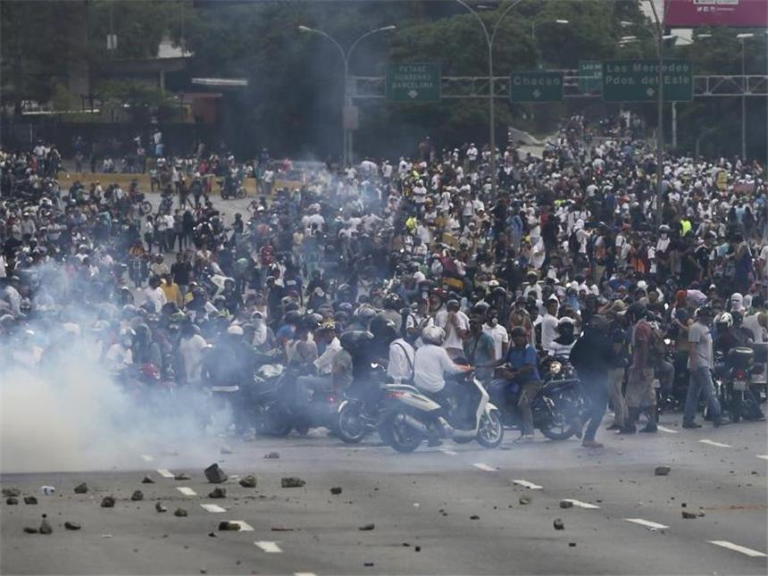 Appell an Venezuelas Militär: "Nicht mit Titanic untergehen" Demonstranten protestieren gegen die Regierung des Landes. Foto: Fernando Llano