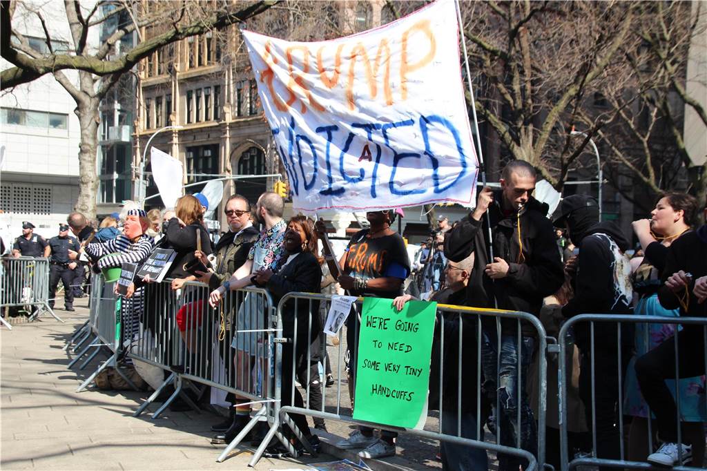 Trump beteuert Unschuld : Ex-Präsident weist Anklage als „massive Wahlbeeinflussung“ zurück Demonstranten protestieren im Collect Pond Park gegenüber von der Staatsanwaltschaft von Manhattan anlässlich der Anklageverlesung gegen Donald Trump gegen den früheren US-Präsidenten. Als erster Ex-Präsident in der Geschichte der USA muss sich Trump in einem Strafverfahren verantworten. Die Bezirksstaatsanwaltschaft in Manhattan hat eine Anklag...