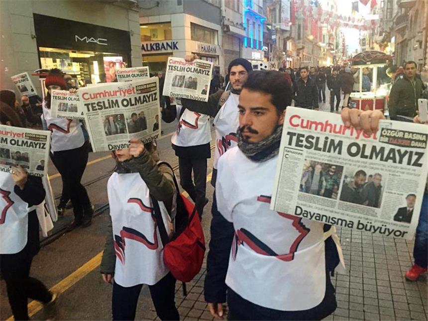 Merkel: Vorgehen gegen türkische Journalisten "alarmierend" Demonstranten protestieren in Istanbul gegen gegen die Verhaftung der "Cumhuriyet"-Journalisten. Foto: Jan Kuhlmann