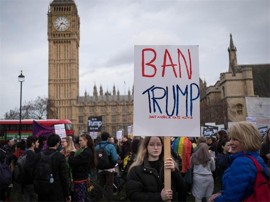 Parlament debattiert über Trump-Besuch in Großbritannien Demonstranten protestieren in London vor dem Parlamentsgebäude gegen den geplanten Besuch von US-Präsident Trump. Foto: Stefan Rousseau/PA Wire