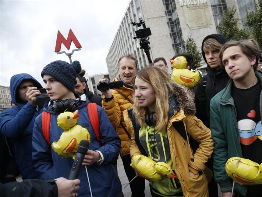 Zahlreiche Festnahmen bei Protesten in Russland Demonstranten protestieren in Moskau mit gelben Entchen gegen die Korruption in Russland. Foto: Alexander Zemlianichenko