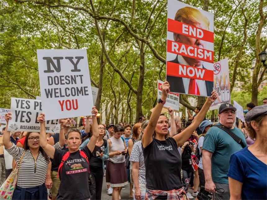 Trumps späte Einsicht kann Proteste nicht stoppen Demonstranten protestieren in New York mit Plakaten gegen US-Präsident Trump. Foto: Erik Mcgregor/Pacific Press via ZUMA Wire