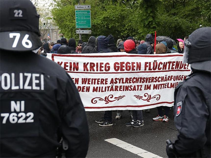 Niederlage für Petry auf AfD-Bundesparteitag Demonstranten protestieren mit einem Transparent in Köln. Foto: Oliver Berg
