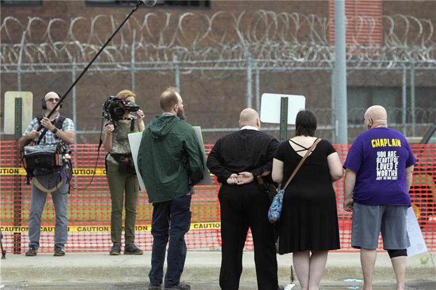 Nebraska tötet Häftling trotz Protestes von Pharmahersteller Demonstranten stehen vor dem Nebraska State Gefängnis, wo ein 60-Jähriger Doppelmörder mit der Giftspritze hingerichtet worden ist. Foto: Eric Gregory/Lincoln Journal Star/AP