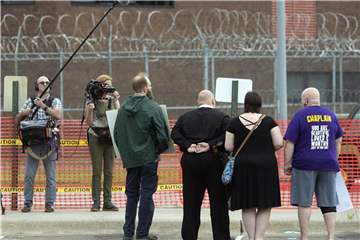 Demonstranten stehen vor dem Nebraska State Gefängnis, wo ein 60-Jähriger Doppelmörder mit der Giftspritze hingerichtet worden ist. Foto: Eric Gregory/Lincoln Journal Star/AP
