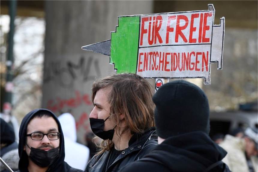 Tausende Menschen haben gegen Corona-Maßnahmen demonstriert Demonstranten tragen auf Schildern ihren Protest gegen die Maßnahmen in der Corona-Pandemie auf die Straße.