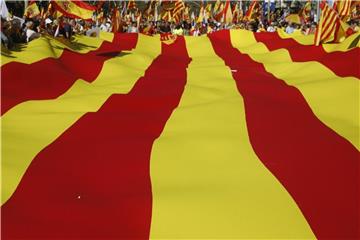 Demonstranten tragen eine riesige katalanische Flagge durch Barcelona. Im wirtschaftsstarken Katalonien machen viele deutsche Unternehmen Geschäfte. Foto: Santi Palacios