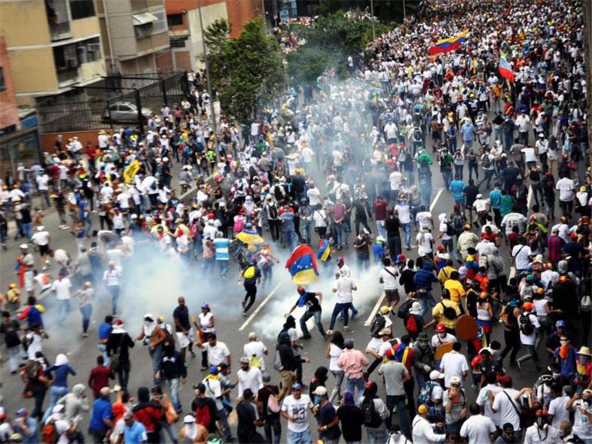 Appell an Venezuelas Militär: "Nicht mit Titanic untergehen" Demonstranten werden mit Tränengas auseinander getrieben. Foto: José Cohen