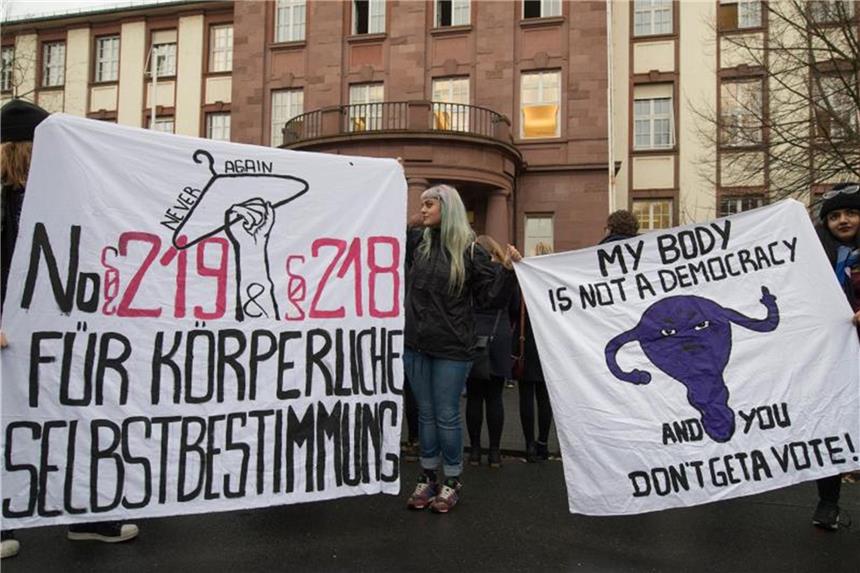 SPD und Grüne im Bundestag wollen Abtreibungsrecht ändern Demonstrantinnen fordern vor dem Amtsgericht in Gießen Änderungen im Abtreibungsrecht. Foto: Boris Roessler
