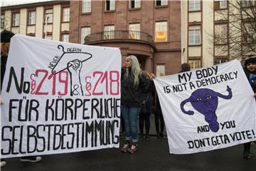 Demonstrantinnen fordern vor dem Amtsgericht in Gießen Änderungen im Abtreibungsrecht. Foto: Boris Roessler