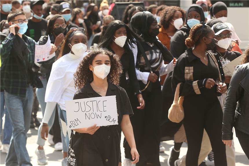 Ein Jahr nach Floyds Tod: Demonstration gegen Rassismus auch in NRW Demonstrantinnen und Demonstranten ziehen durch die Stadt. Die Demonstration der „Black Lives Matter"-Bewegung findet anlässlich der Tötung des Afroamerikaners George Floyd vor einem Jahr statt.