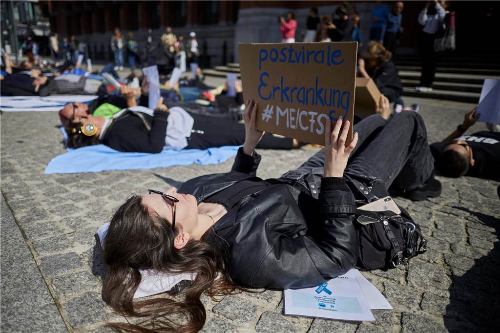 Mit einem Zeckenbiss begann der Albtraum: „Ich darf nicht aufgeben“ Demonstration 2023 in Berlin: Menschen liegen am Boden und wollen so auf die Erkrankung, die Myalgische Enzephalomyelitis, aufmerksam machen.