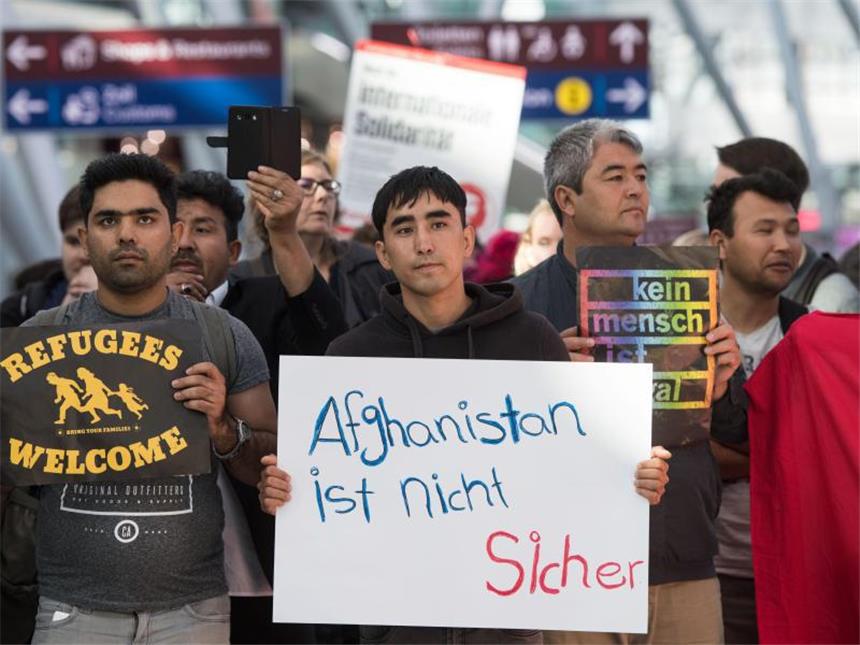 De Maizière verteidigt erneute Abschiebung nach Afghanistan Demonstration beim Abflug in Düsseldorf. Foto: Bernd Thissen