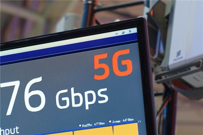 Netzagentur legt Eckpunkte für 5G-Versteigerung vor Demonstration einer Sendeanlage für den schnellen 5G-Datenfunk auf dem Mobile World Congress in Barcelona. Foto: Andrej Sokolow/Archiv