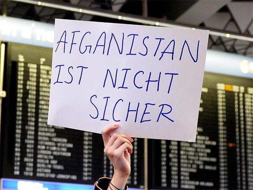 Geplanter Abschiebeflug nach Afghanistan verschoben Demonstration gegen Abschiebung nach Afghanistan am Frankfurter Flughafen. Foto: Susann Prautsch/Archiv