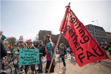 Demonstration gegen gegen schlechte Arbeitsbedingungen bei einem Essenslieferdienst auf dem Oranienplatz in Berlin. Foto: Jörg Carstensen