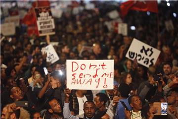 Demonstration in Tel Aviv gegen die zunächst beabsichtigte Abschiebung von Asylbewerbern. Die nun geplante Umsiedlung soll innerhalb von fünf Jahren geschehen. Foto: Ariel Schalit/AP/Archiv