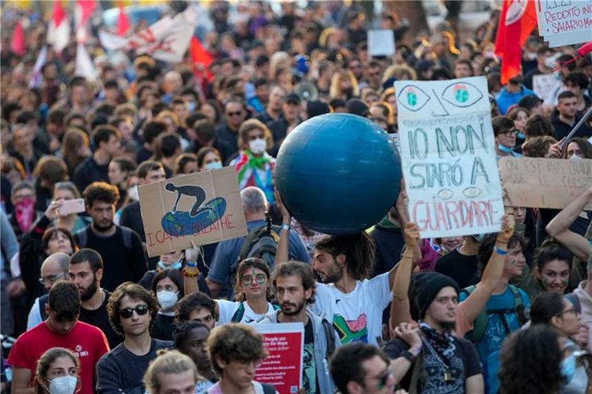G20: Starkes Signal beim Klimaschutz nicht ersichtlich Demonstrierende halten Protestschilder zum Auftakt des G20-Gipfels. Die Bemühungen um ein starkes Signal im Klimaschutz drohen zu scheitern.