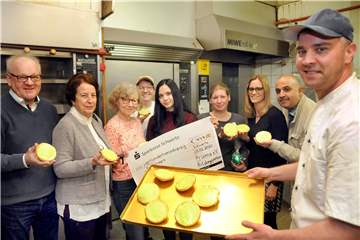 Den ambulanten Kinderhospizdienst unterstützt Bäckermeister Sascha Ruhnke (r.) wieder mit dem Verkaufserlös seiner grünen Amerikaner in der Bäckerei Becker. Weitere 444 Euro spendet die Bildungsplattform Prisma.