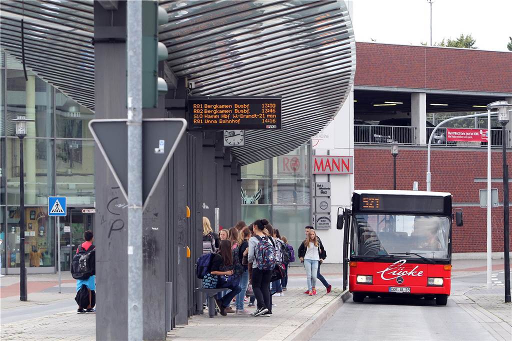 Schüler warten am Busbahnhof Werne.