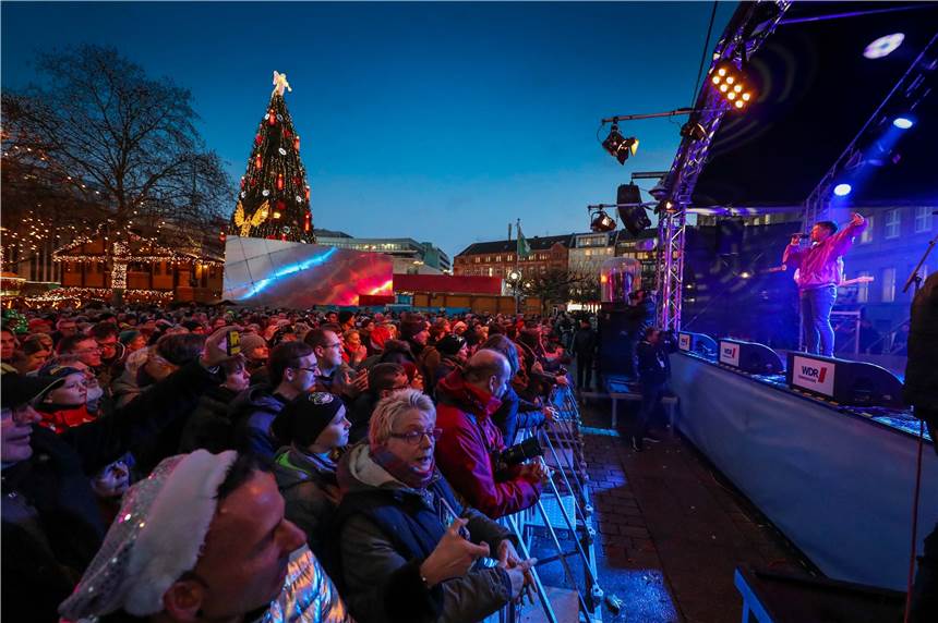 Glitzermützen und Ohrwurmplayback: So war der Start in die WDR-Schlagerweihnacht Den Auftakt bei „Weihnacht unterm Baum“ machte am Montagnachmittag die Dortmunder Band „Max im Parkhaus“.