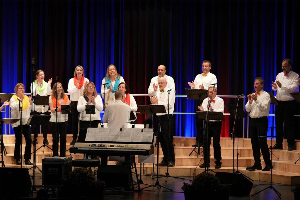 Musik und Engagement: Drei Pop-Chöre begeisterten bei Benefiz-Konzert Chor Auftakt.