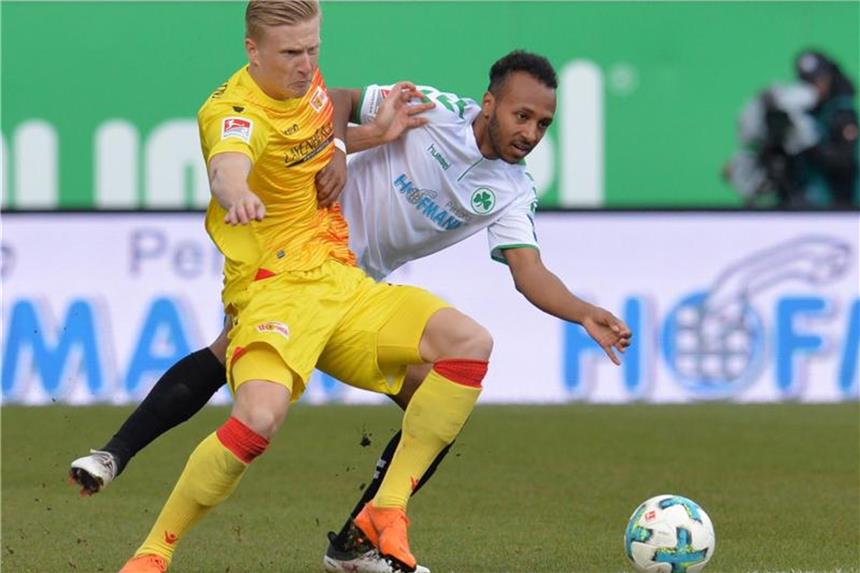 2:1 gegen Union Berlin - Greuther Fürth holt Heimsieg Den Ball im Blick: Fürths Julian Green (r) und der Berliner Kristian Pedersen beim Zweikampf. Foto: Timm Schamberger