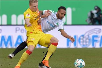 Den Ball im Blick: Fürths Julian Green (r) und der Berliner Kristian Pedersen beim Zweikampf. Foto: Timm Schamberger