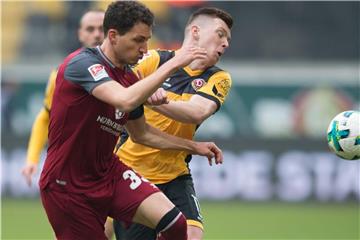 Den Ball im Visier: Nürnbergs Georg Margreitter (l) und der Dresdner Haris Duljevic beim Zweikampf. Foto: Sebastian Kahnert
