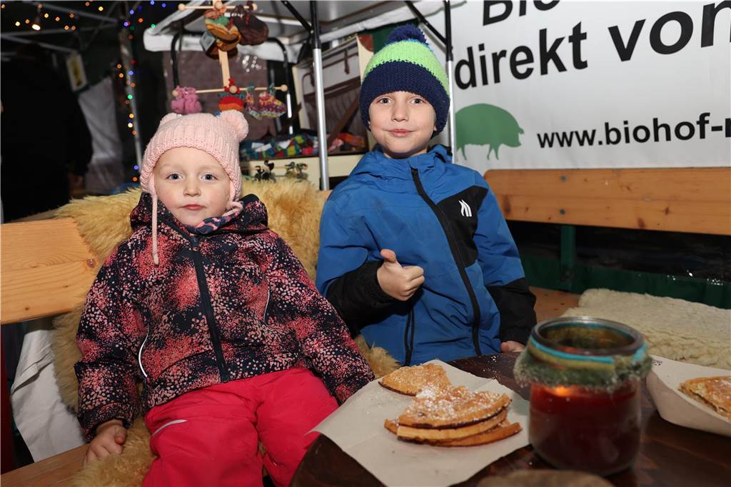 Trotz Regen: Viel Andrang und gute Stimmung beim Adventsmarkt Zwei Kinder lassen sich eine Waffel schmecken.