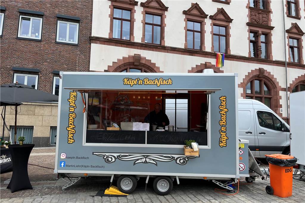 Den beliebten Streetfood-Klassiker von der Nordsee gibt es bei „Käpt‘n Backfisch“.