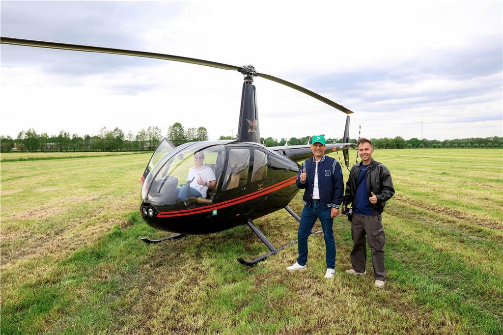 Werbegemeinschaft begeistert beim Maifest mit buntem Programm Helikopter auf Wiese
