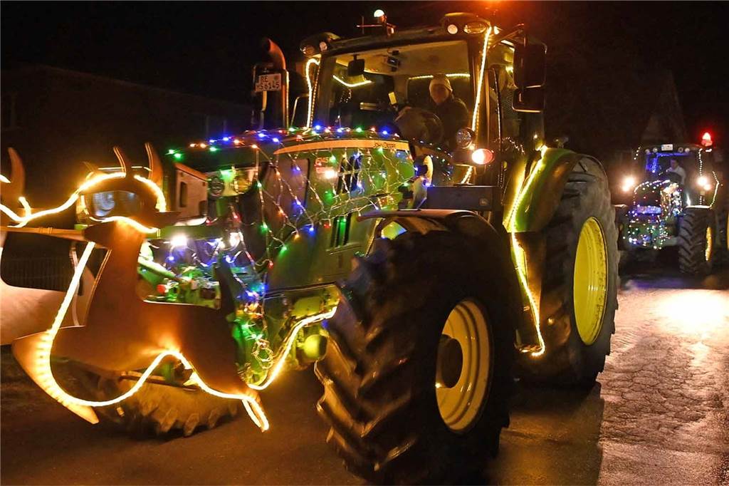 Bunt beleuchteter Trecker-Korso wieder in Lembeck auf Achse Ein geschmückter Trecker