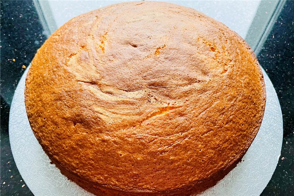 Fruchtig frische Buttermilch-Zitronen-Torte schmeckt nach Sommer Den Biskuit gut auskühlen lassen vor dem Schneiden.