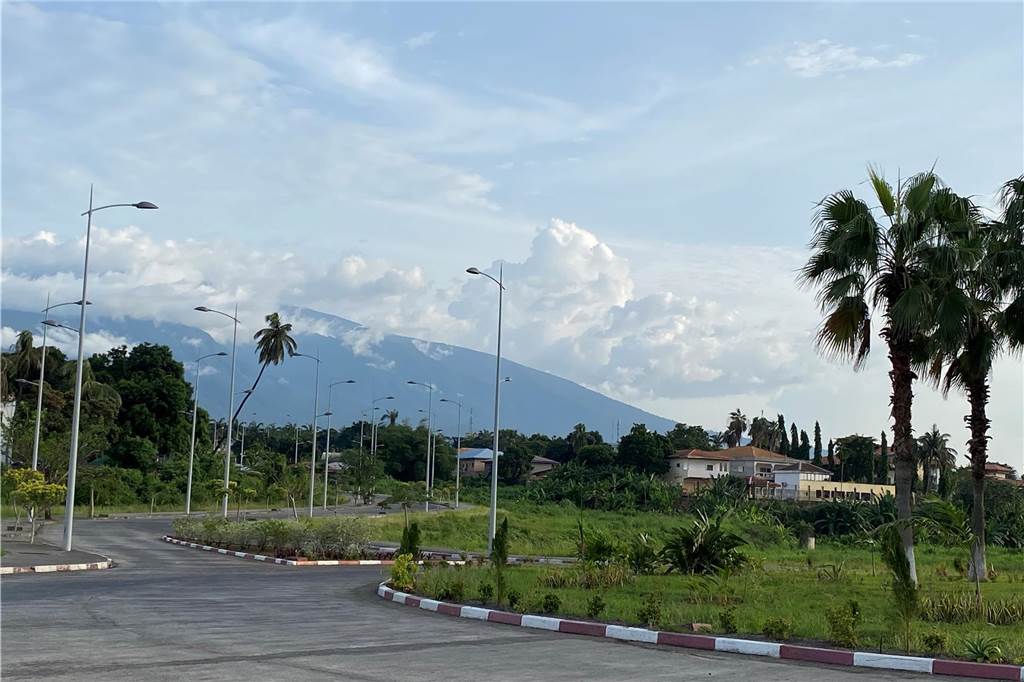 RTG-Lehrer reist nach Äquatorialguinea – mit vielen Briefen im Gepäck Der Blick auf den höchsten Berg der Insel Bioko: Pico Basilé (ca. 3.000m)