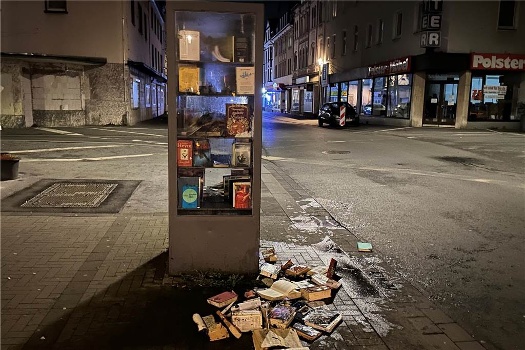 Feuerwehr an Silvester im Dauerfeuer: Zehn Einsätze nach Mitternacht Den brennenden Bücherschrank auf der Lange Straße in Castrop-Rauxel konnte die Feuerwehr schnell löschen.