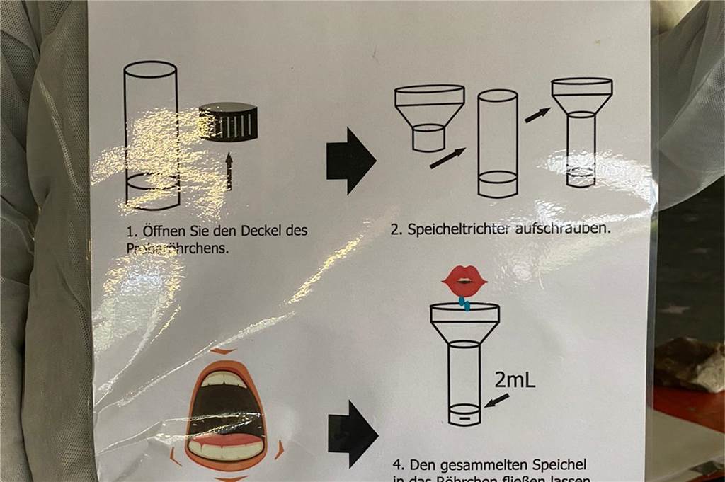 Erster positiver Corona-Fall im Dorstener Schnelltestzentrum Den Corona-Test müssen die Dorstener im Atlantis-Parkhaus selbst vornehmen. Ein Schaubild hilft, keine Fehler zu machen.