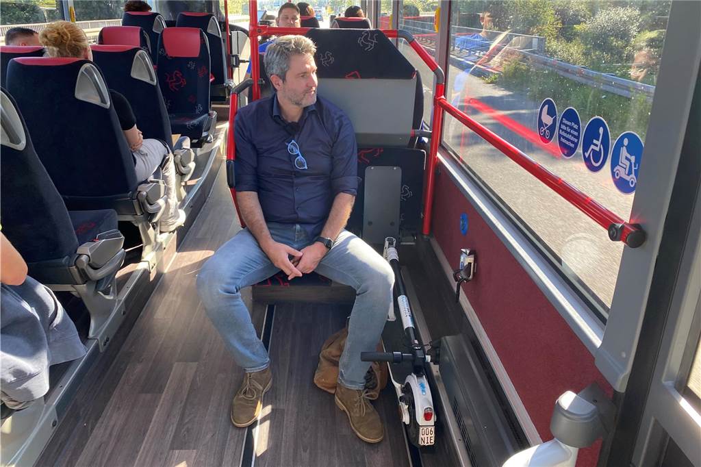 Für zehn Euro per E-Roller unterwegs: „Angebot ist für mich ein Volltreffer“ Den E-Roller nimmt der Olfener Dirk Nietmann mit in den Bus.