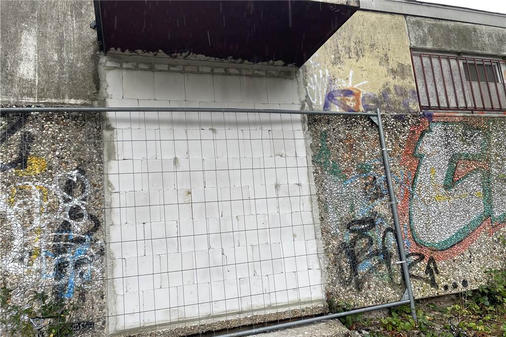 Stadt hat Eingang der ehemaligen Sporthalle in Bövinghausen zugemauert Den Eingang zur ehemaligen Sporthalle in Bövinghausen hat die Stadt zugemauert. Damit ist eine große Gefahr gebannt.