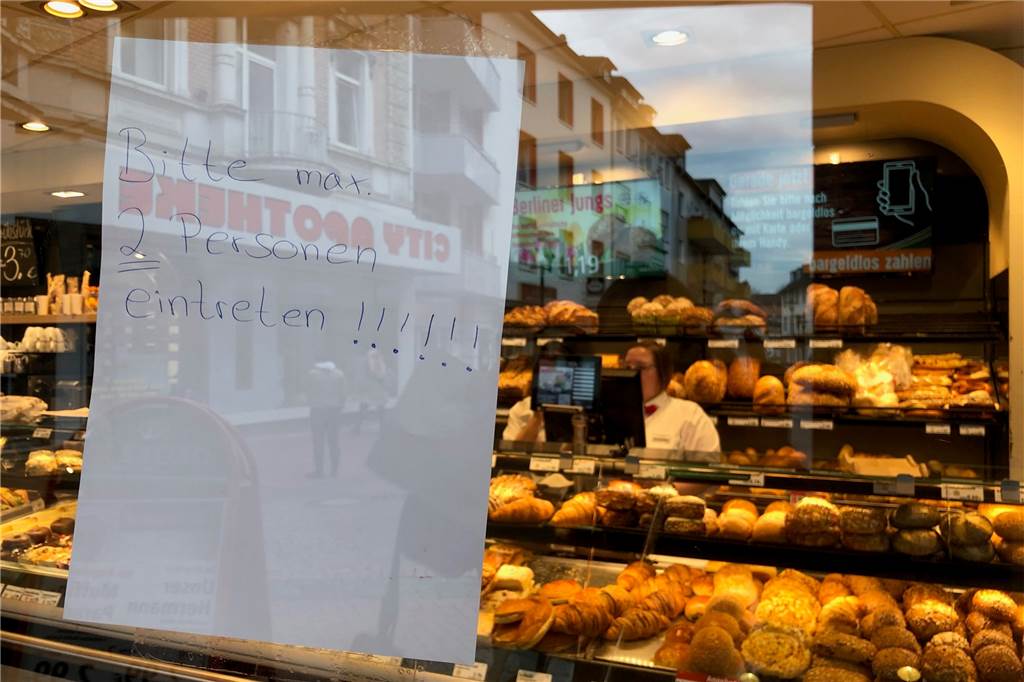 Den engen Bereich in der Bäckerei-Filiale Grobe sollen möglichst wenige Kunden auf einmal betreten.