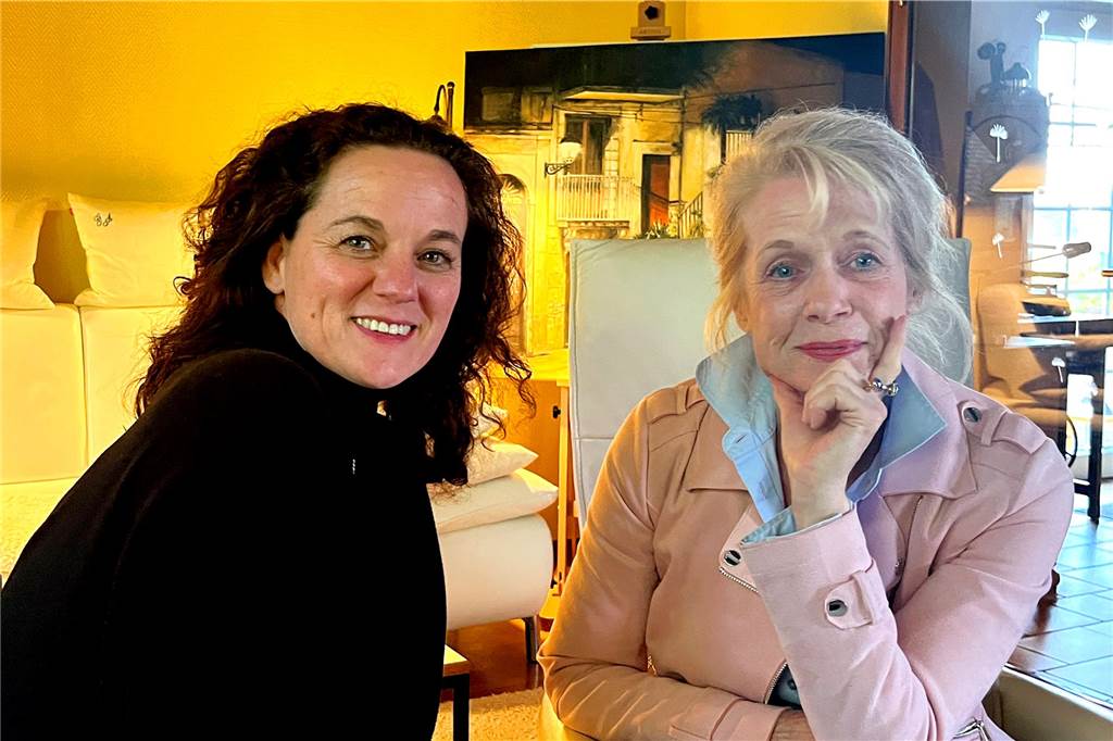 Art-ig: Zwei Frauen wollen Künstler um Ahaus verbinden Arianna Mora und Gabi Mertens sitzen in einem Wohnzimmer nebeneinander
