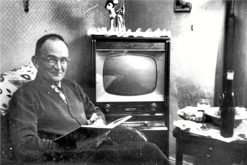 Weihnachten 1952 wurde zum ersten Mal ferngesehen Den ersten Fernseher auf dem Bürenbruch nannte Paul Meißgeier sein Eigen. Zu Weihnachten 1955 ließ sich der stolze Besitzer mit der Kombi-Truhe der Marke Graetz fotografieren, in die auch ein Radio und ein Plattenspieler eingebaut waren.