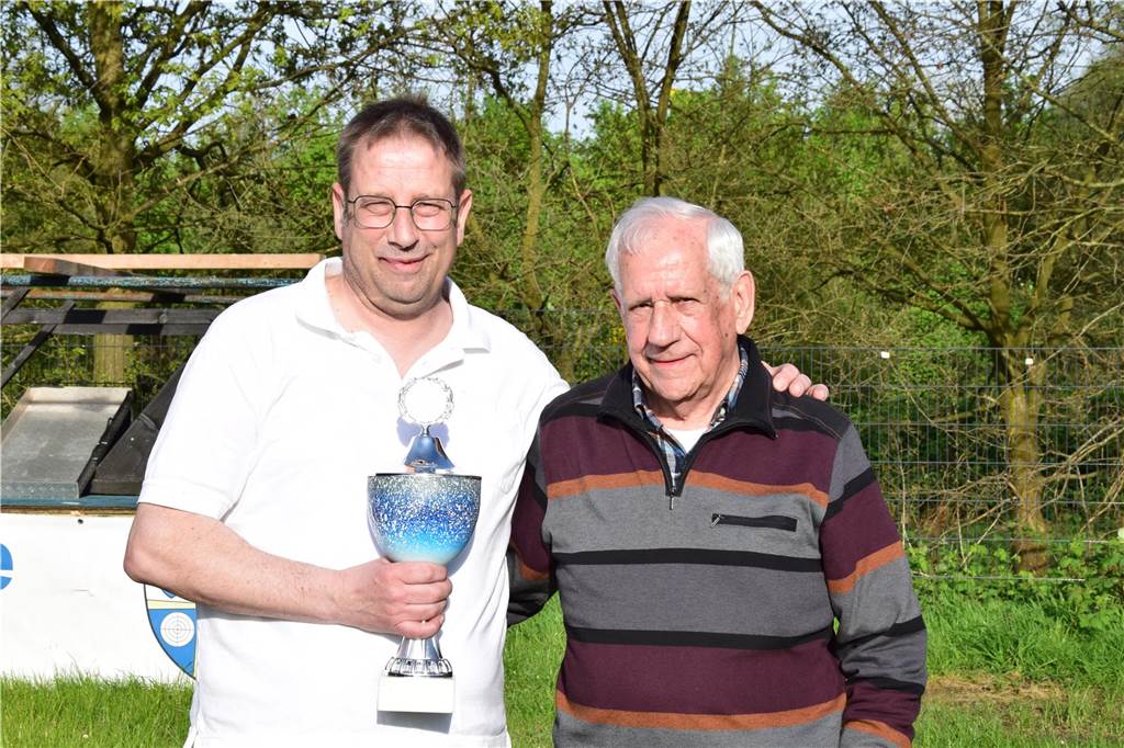 Den ersten Platz belegte die 1. Kompanie Sythen mit 298,2 Ringen. Hubert Lütkenhaus erzielte hierbei für seine Mannschaft 101,1 Ringe, sein Sohn Ralf Lütkenhaus 97,3 Ringe. Der Dritte im Bunde, Hendrik Schmitz-Linneweber traf 100,5 Punkte. Platz 2 entschied die BSV Mannschaft 2 mit 297,4 Ringen für sich. Auf Platz 3 landete mit 292,2 Ringen die Schützengilde der 3. Kompanie.