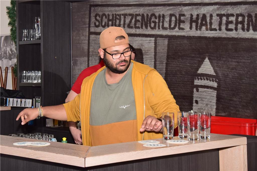 Den ersten Platz belegte die 1. Kompanie Sythen mit 298,2 Ringen. Hubert Lütkenhaus erzielte hierbei für seine Mannschaft 101,1 Ringe, sein Sohn Ralf Lütkenhaus 97,3 Ringe. Der Dritte im Bunde, Hendrik Schmitz-Linneweber traf 100,5 Punkte. Platz 2 entschied die BSV Mannschaft 2 mit 297,4 Ringen für sich. Auf Platz 3 landete mit 292,2 Ringen die Schützengilde der 3. Kompanie.
