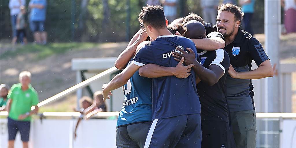 Fünf Spiele, fast 100 Fotos - Impressionen vom dritten Spieltag zum Durchklicken Den ersten Punktgewinn der Westfalenliga-Saison konnte der SV Wacker Obercastrop durch ein 2:2 (1:0) beim weiterhin unbesiegten SV Sodingen verbuchen. Die Wackeraner waren durch Nico Brehm und Yogan Cordero Astacio mit 1:0 und 2:1 in Führung gegangen. Der Herner Ausgleich fiel per Elfmeter.