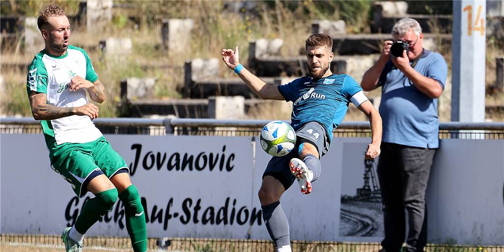 Im Video: Wackers Kapitän berichtet von seinem Wohnzimmer - der Sodinger Strafraum Den ersten Punktgewinn der Westfalenliga-Saison konnte der SV Wacker Obercastrop durch ein 2:2 (1:0) beim weiterhin unbesiegten SV Sodingen verbuchen. Die Wackeraner waren durch Nico Brehm und Yogan Cordero Astacio mit 1:0 und 2:1 in Führung gegangen. Der Herner Ausgleich fiel per Elfmeter.
