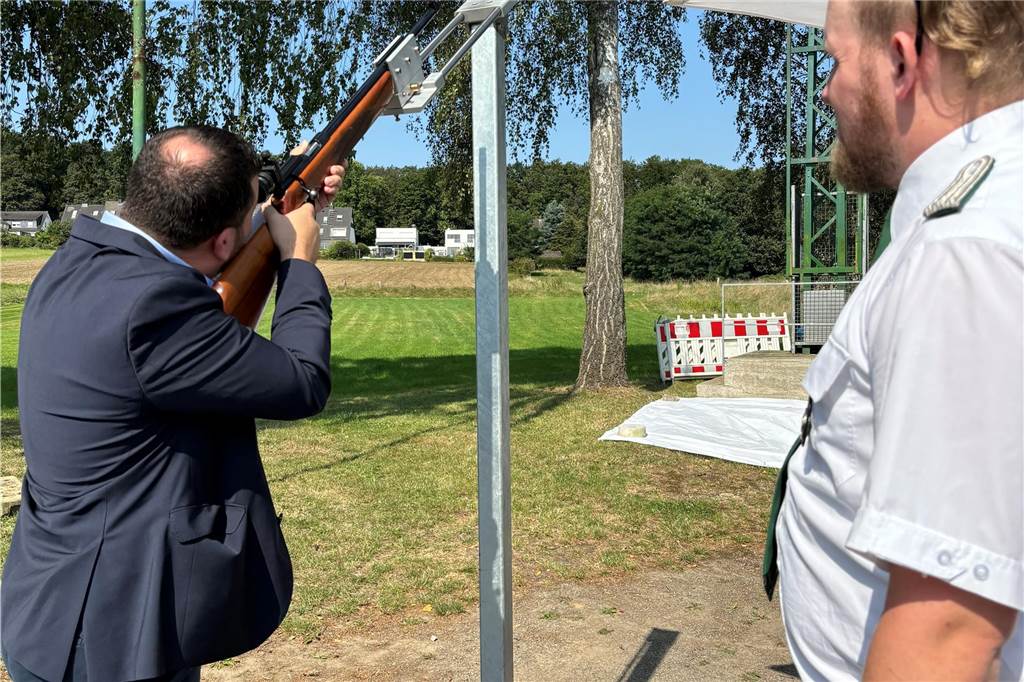 Bürgermeister Dimitrios Axourgos gibt den ersten Schuss ab.