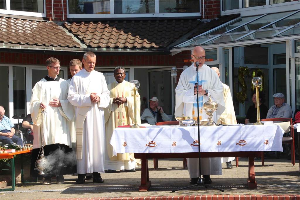 150 bewegte Jahre im Altenwohnheim St. Josef – von und für Menschen gestaltet Den feierlichen Rahmen zum Jubiläum bot der Gottesdienst mit Pfarrer Siegfried Thesing.